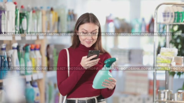 Woman scans qr code of window and glass cleaner. Buyer pays for household chemicals using an online application. Стоковое видео, видеограф Яков Филимонов / Фотобанк Лори