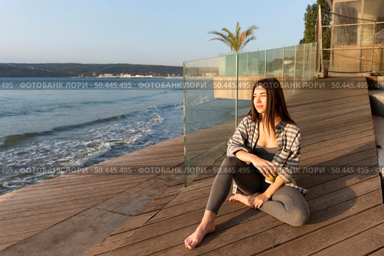woman sitting beach with copy space. Стоковое фото, агентство Ingram Publishing / Фотобанк Лори
