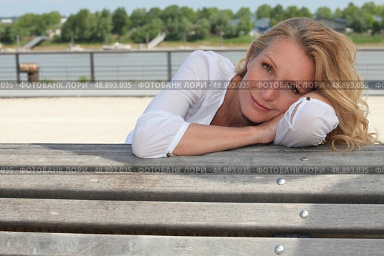 Woman sitting on a bench. Стоковое фото, агентство Ingram Publishing / Фотобанк Лори