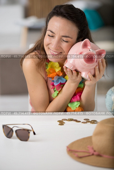 woman smashing piggy bank for holidays. Стоковое фото, агентство Ingram Publishing / Фотобанк Лори