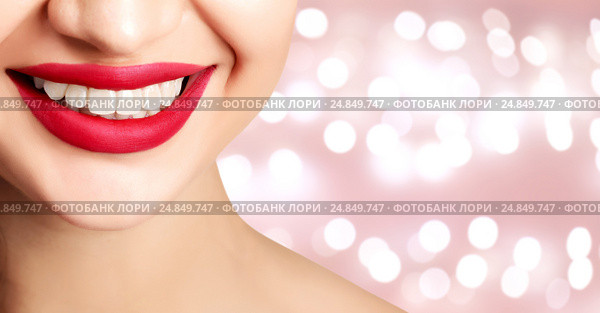 Woman smile closeup against an abstract background with blurred lights. Стоковое фото, фотограф Nobilior / Фотобанк Лори