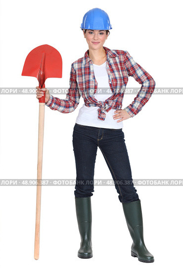 Woman stood with shovel. Стоковое фото, агентство Ingram Publishing / Фотобанк Лори