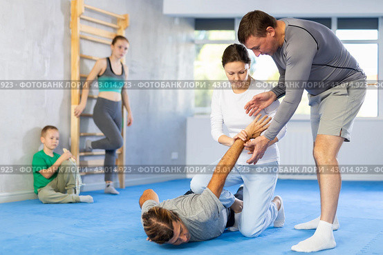 Woman student, with help of male teacher, completes neutralization of opponent. Стоковое фото, фотограф Яков Филимонов / Фотобанк Лори