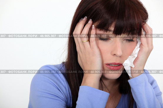 Woman suffering from cold. Стоковое фото, агентство Ingram Publishing / Фотобанк Лори