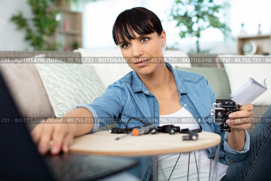 woman testing her new video camera at home with laptop. Стоковое фото, агентство Ingram Publishing / Фотобанк Лори