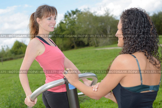 Woman twisting on park equipment. Стоковое фото, агентство Ingram Publishing / Фотобанк Лори