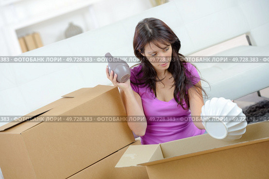 woman unpacking unboxing cardboard carton. Стоковое фото, агентство Ingram Publishing / Фотобанк Лори