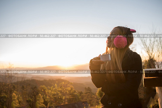 Woman wake up relax in morning on th mountain. Стоковое фото, агентство Ingram Publishing / Фотобанк Лори