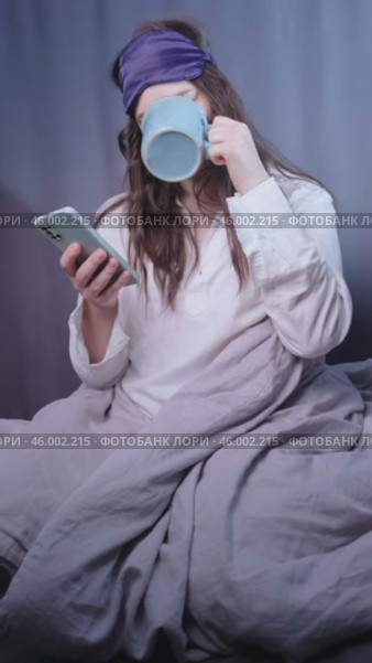 Woman waking up early, drinking coffee, and working on her phone. Boost productivity with to-do lists and task analysis. Стоковое видео, видеограф Svetlana Golovco / Фотобанк Лори