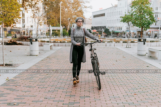 woman walking her bicycle 2. Стоковое фото, агентство Ingram Publishing / Фотобанк Лори