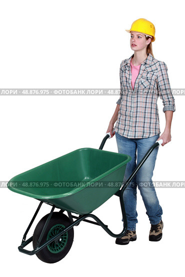 Woman wheeling wheelbarrow. Стоковое фото, агентство Ingram Publishing / Фотобанк Лори