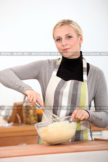 Woman whisking batter. Стоковое фото, агентство Ingram Publishing / Фотобанк Лори