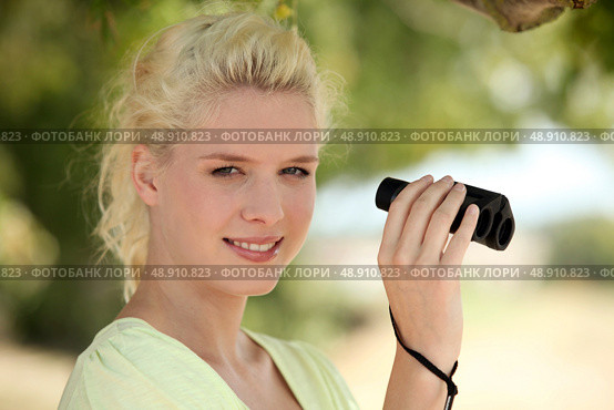 Woman with binoculars. Стоковое фото, агентство Ingram Publishing / Фотобанк Лори