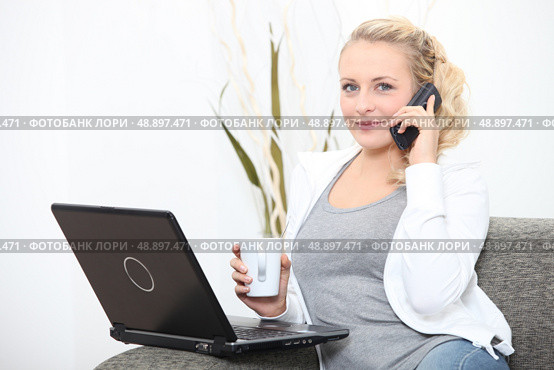 Woman with computer and coffee cup. Стоковое фото, агентство Ingram Publishing / Фотобанк Лори