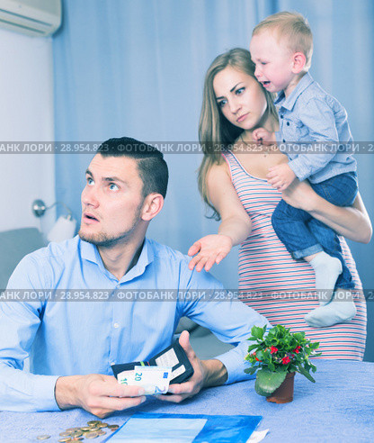 woman with crying son extorting money. Стоковое фото, фотограф Яков Филимонов / Фотобанк Лори