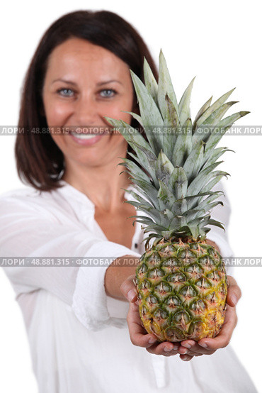 Woman with whole pineapple. Стоковое фото, агентство Ingram Publishing / Фотобанк Лори