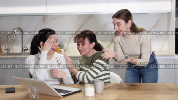 Women are sitting at computer and are immensely happy. Стоковое видео, видеограф Яков Филимонов / Фотобанк Лори