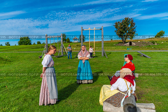 Women in national Karelian costumes on the Kizhi island (2021 год). Редакционное фото, фотограф Михаил Аккуратoв / Фотобанк Лори