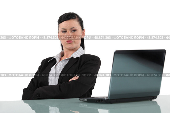 Women looking disgruntled computer. Стоковое фото, агентство Ingram Publishing / Фотобанк Лори
