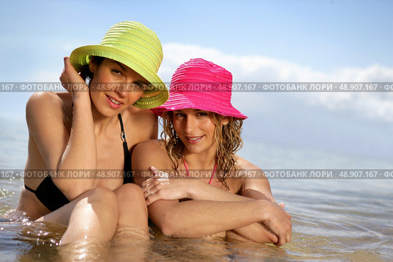 Women swimming together. Стоковое фото, агентство Ingram Publishing / Фотобанк Лори
