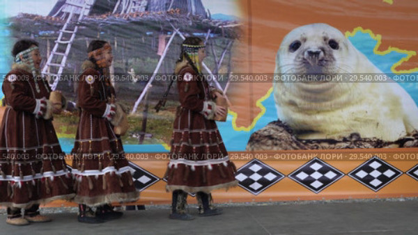 Womens dancing in national clothing indigenous inhabitants Kamchatka (2018 год). Редакционное видео, видеограф А. А. Пирагис / Фотобанк Лори