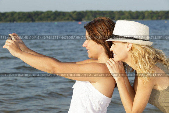 woment taking selfie in a lake. Стоковое фото, агентство Ingram Publishing / Фотобанк Лори