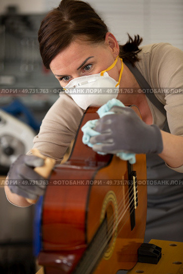 wood-working luthier woman is using a plunge router. Стоковое фото, агентство Ingram Publishing / Фотобанк Лори