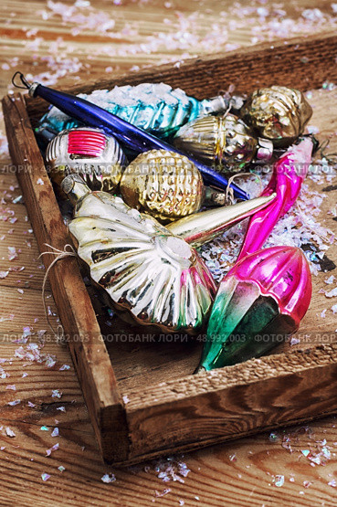 wooden box with a set of old Soviet glass toys. Стоковое фото, агентство Ingram Publishing / Фотобанк Лори