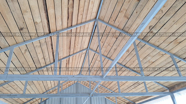 Wooden ceiling structure with metal trusses in geometric design. Стоковое фото, фотограф Zakharova Natasha / Фотобанк Лори