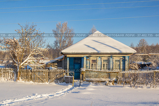 Wooden house with carved architraves on the windows in winter day (2021 год). Стоковое фото, фотограф Дмитрий Тищенко / Фотобанк Лори