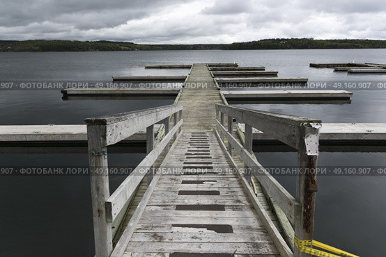 Wooden jetty leading to sea, Guysborough, Nova Scotia, Canada. Стоковое фото, агентство Ingram Publishing / Фотобанк Лори