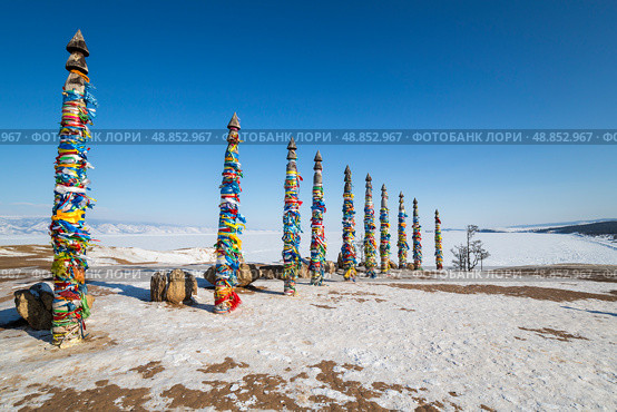 Wooden ritual pillars with colorful ribbons on cape Burkhan. Стоковое фото, фотограф Юлия Белоусова / Фотобанк Лори