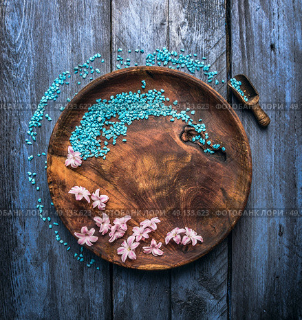 wooden rustical bowl with sea salt, scoop and flowers on blue table, wellness background, top view, copyspace. Стоковое фото, агентство Ingram Publishing / Фотобанк Лори