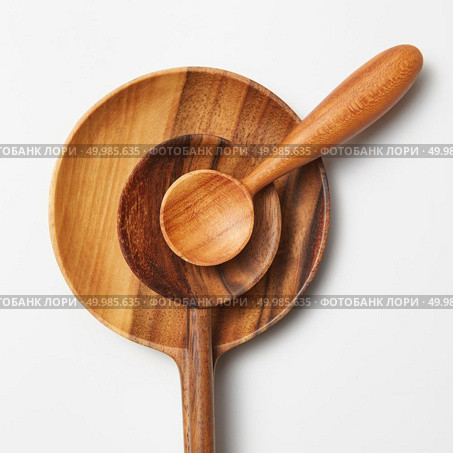 Wooden spoons of different sizes isolated on white. Wooden spoons of different sizes. Стоковое фото, агентство Ingram Publishing / Фотобанк Лори