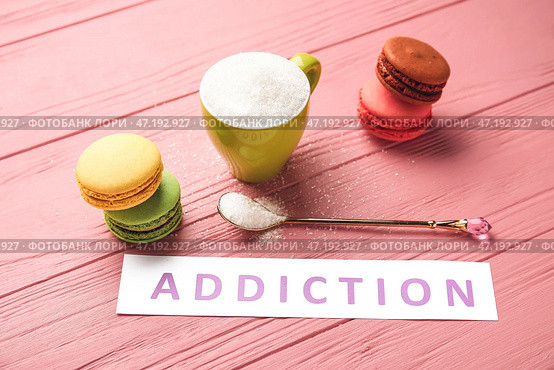 Word ADDICTION, чашка с сахаром и пирожные на цветном деревянном фоне. Стоковое фото, фотограф Pixel_shot / Фотобанк Лори
