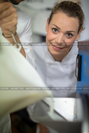 work inside a cheese production plant. Стоковое фото, агентство Ingram Publishing / Фотобанк Лори