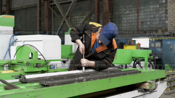 Work on the preparation of the bed of a metal-cutting machine for assembly. The locksmith performs a hand scraping operation. (2017 год). Редакционное видео, видеограф Андрей Радченко / Фотобанк Лори
