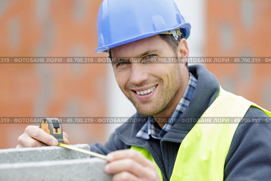 worker fixing steel rebar at building site. Стоковое фото, агентство Ingram Publishing / Фотобанк Лори