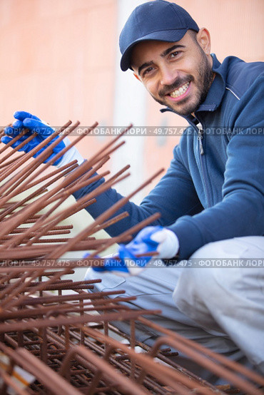 worker fixing steel rebar at building site. Стоковое фото, агентство Ingram Publishing / Фотобанк Лори