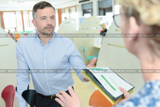 worker giving medical document to patient. Стоковое фото, агентство Ingram Publishing / Фотобанк Лори