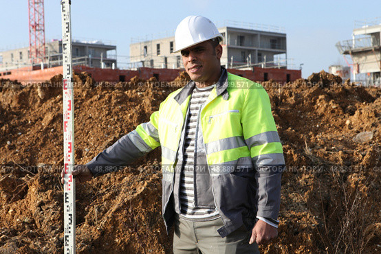 Worker holding a yardstick. Стоковое фото, агентство Ingram Publishing / Фотобанк Лори
