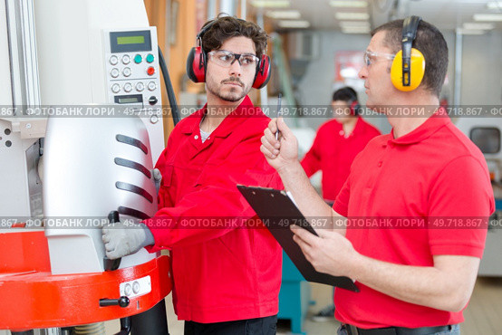 worker in factory on the machine. Стоковое фото, агентство Ingram Publishing / Фотобанк Лори