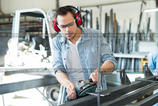 worker in factory on the machine. Стоковое фото, агентство Ingram Publishing / Фотобанк Лори