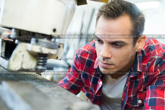 worker inspecting the progress of the drill. Стоковое фото, агентство Ingram Publishing / Фотобанк Лори