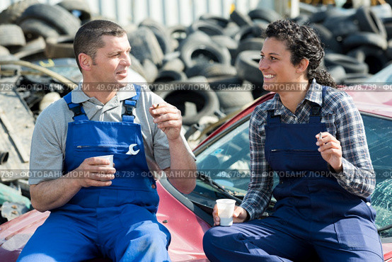 workers having a break at a scrapyard. Стоковое фото, агентство Ingram Publishing / Фотобанк Лори