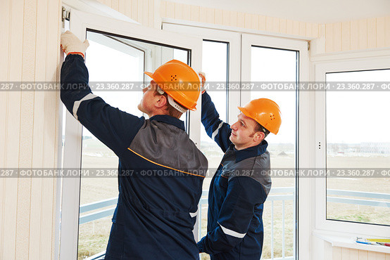 workers installing window. Стоковое фото, фотограф Дмитрий Калиновский / Фотобанк Лори