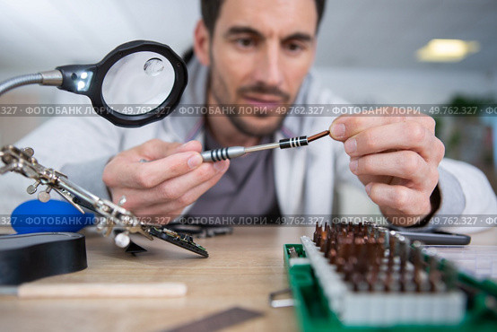 workman finding the correct attachment for his tool. Стоковое фото, агентство Ingram Publishing / Фотобанк Лори