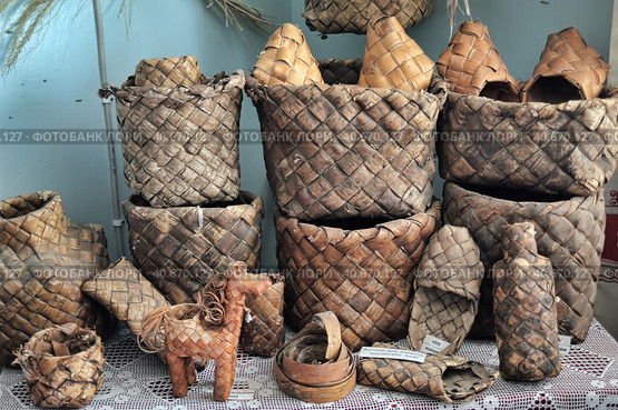 Woven bast shoes and boxes. Стоковое фото, фотограф Анна Кривицкая / Фотобанк Лори