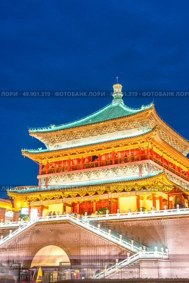 Xian bell tower (chonglou) in Xian ancient city of China at dusk. Стоковое фото, агентство Ingram Publishing / Фотобанк Лори