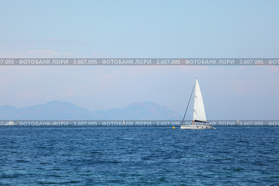 Яхта и море. Стоковое фото, фотограф Иван Михайлов / Фотобанк Лори